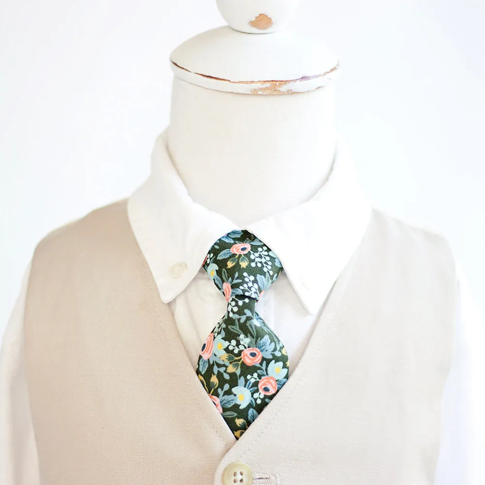 Boy's Pocket Square / Rosa In Forest