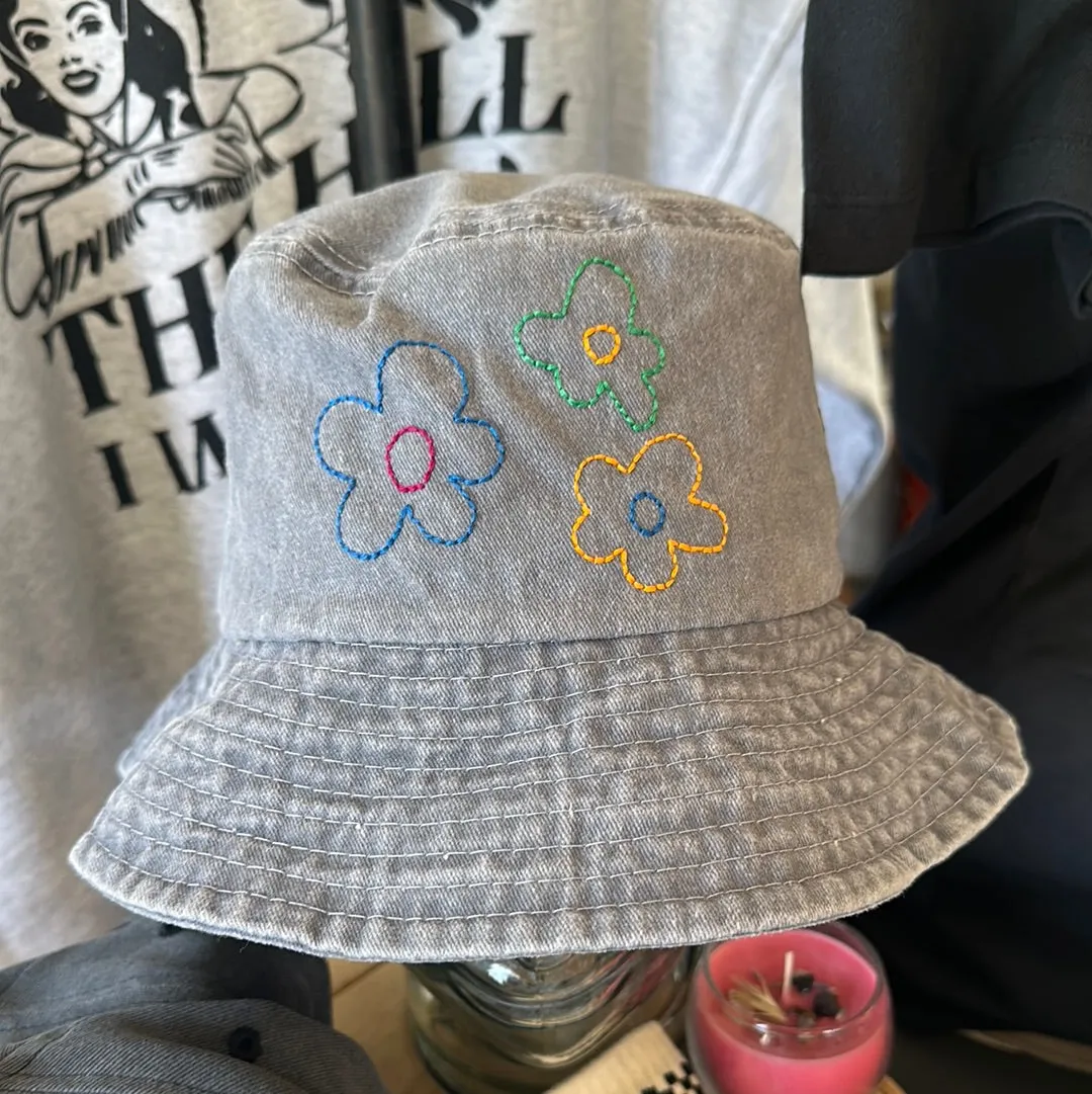 EMBROIDERED BUCKET HAT