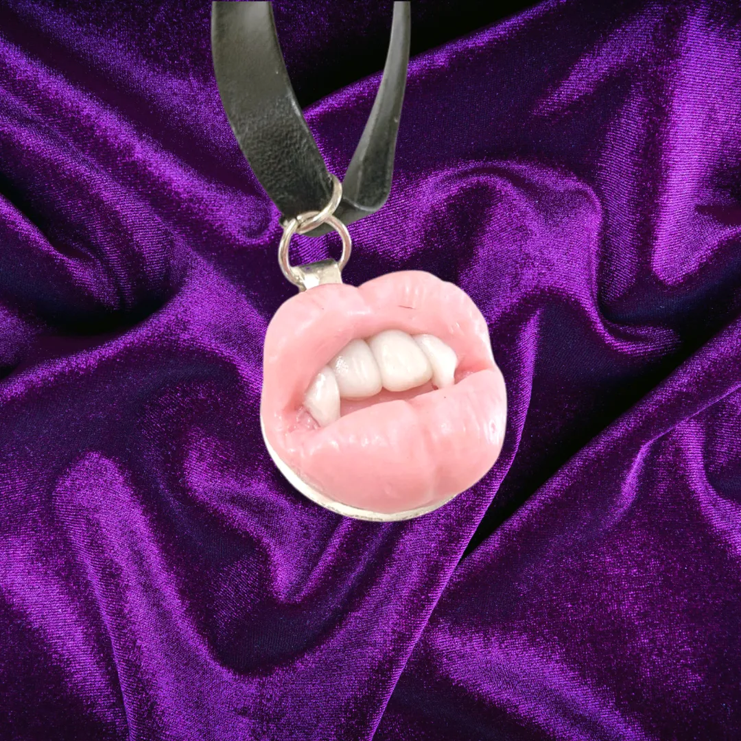 FANGS CHOKER